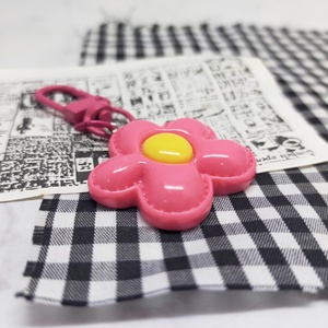 Adorable Flower Keychain made Resin and Alloy Bag <b>Charm</b> and <b>Keyring</b>, Perfect for Gifts. A charming accessory for everyday use - Product Image 5