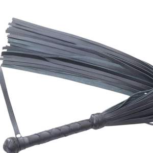 Fouet en peau de mouton de qualité supérieure avec boucle en acier et plusieurs franges de 3,5 cm de large pour jeux sensoriels et BDSM à impact - Product Image 1