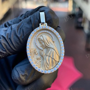 Colgante Personalizado de la Virgen María con Moissanita Certificada GCI IDGL Color D, Estilo Hip Hop, Plata de Ley 925 - Product Image 2