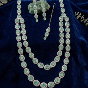 Ensemble de collier et boucles d'oreilles ethniques de luxe en laiton plaqué rhodium pour mariée, avec Maang Tikka |   Fête de mariage, de fiançailles et d'anniversaire avec zircon - Product Image 1