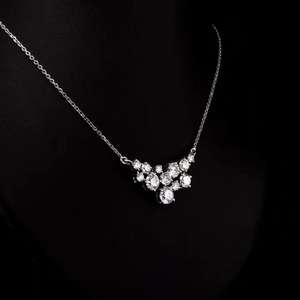 Collier en or blanc 14 carats avec cluster de diamants de laboratoire 3,5 carats, certifié IGI, couleur E, taille brillant rond, pendentif floral - Product Image 5
