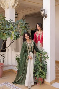 Spécial Mois de l'Eid : Magnifique robe pakistanaise de soirée, style col rond, richement brodée de sequins, en Georgette de soie et fausse fourrure réversible - Product Image 6