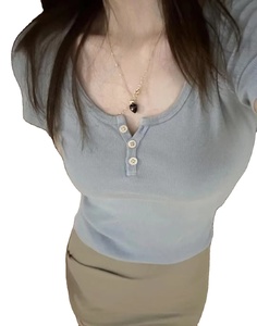 Oem logo personnalisé design nouveau américain rose Zelly Top hot girl fil mince t-shirt d'été à manches courtes avec trois boutons - Product Image 6