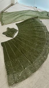 Lehenga Choli, Traje Tradicional Indio para Bodas, Bellamente Diseñado con Lentejuelas, para Ocasiones y Eventos Especiales para Mujeres - Product Image 5