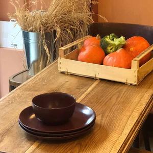 Bol de service en céramique rouge foncé rustique, finition mate lisse, design moderne minimaliste, durable, sans danger pour les aliments, indispensable pour la cuisine - Product Image 5