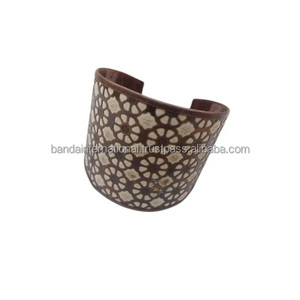 Bracelet artificiel avec bracelet en fer design couleur or et bleu avec gravure design métal femmes portant bracelet style et mode - Product Image 6