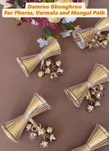 Campanas de Latón Elegantes Hechas a Mano con Trabajo Tradicional Rajastaní de Gota Dorada, Damroo Ghunghroo y Latkan Colgante - Product Image 3