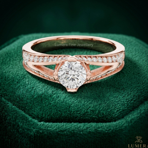 Anillo de Moissanita Redonda Brillante Certificada por IGI para Mujer en Oro Rosa de 9KT, 10KT, 14KT, 18KT con Diseño de Tallo Dividido, Joyería Nupcial - Product Image 1