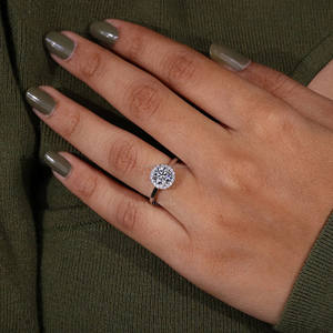 Bague de fiançailles en diamant de laboratoire de coupe ronde avec sertissage de halo en or blanc massif 18 carats et platine pour bague de mariage ou d'anniversaire - Product Image 4