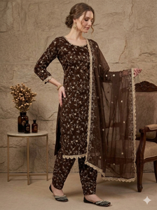 Traje Salwar Kameez de Terciopelo de Seda Color Café |   Kurta bordada, pantalones Patiala, dupatta de organza |   Vestido de Fiesta Étnico Pakistaní de Diseñador - Product Image 4