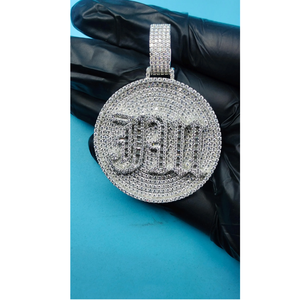 Pendentif Hip-hop personnalisé en argent sterling 925 plaqué or, serti de diamants Moissanite VVS, certifié IGI, avec logo sur mesure - Product Image 1