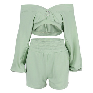 ชุดวอร์มผ้าฟลีซแบบเปิดไหล่สำหรับผู้หญิง สีเขียวล้วน แขนยาว กางเกงขาสั้น ทรงหลวม สวมใส่สบาย เหมาะสำหรับฤดูร้อน มีกระเป๋าข้าง - Product Image 2