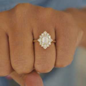 แหวนหมั้นสไตล์อาร์ตเดโควินเทจ มรกต เพชรแล็บ ทองคำแท้ 14k 18k ดีไซน์พิเศษ หลายเหลี่ยมเจียระไน 1.8 มม. ประดับแบบฮาโล แหวนหรูหราสำหรับวันครบรอบ - Product Image 2