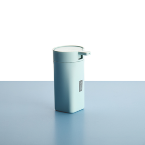 Distributeur de savon avec corps en plastique durable et pompe au design lisse pour une distribution facile et hygiénique des liquides dans les cuisines et les salles de bain - Product Image 1