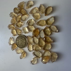 CITRINE NATURELLE TAILLÉE EN PLAT, LOT DE 168 CARATS, TAILLES MÉLANGÉES, ENTIÈREMENT POLIES ET BRILLANTES, AVEC LUSTER ET PERLES POUR LA CRÉATION DE BIJOUX - Product Image 5