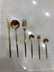 Juego de cubiertos de acero inoxidable dorado Mainstay Choice: cuchillo de mesa, tenedor, cuchara de té y cuchara de postre con mango cilíndrico redondo. - Product Image 3