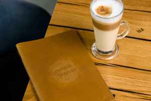 ที่ใส่เมนูหนังแท้คุณภาพสูง พับได้ ทนทาน พร้อมการปกป้อง สำหรับร้านอาหาร คาเฟ่ โรงแรม ดีไซน์หรูหรา รุ่น LMC-0166 - Product Image 3