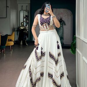 Lehenga Choli en Rayonne Pure Premium à Imprimé Héritage et Dentelle Effet Miroir, avec Blouse Cousue par un Designer, Prix de Gros par Royal Exports - Product Image 1