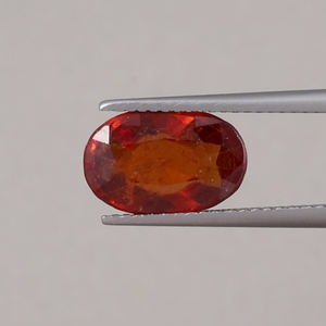 พลอยเฮสโซไนต์สีแดงธรรมชาติขายส่ง ขนาด 3.79 มม. รูปทรงวงรี 12x8 มม. 6 มม. เจียระไนแบบ Light Cut ได้รับการรับรองจาก IGI สำหรับทำเครื่องประดับ - Product Image 1