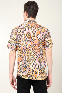 เสื้อเชิ้ตผู้ชายแฟชั่น พิมพ์ลายอิคัทหลากสี ผลิตจากโพลีเอสเตอร์ ทรงปกติ คอปกเสื้อ แขนสั้น เหมาะสำหรับใส่ลำลอง - Product Image 3