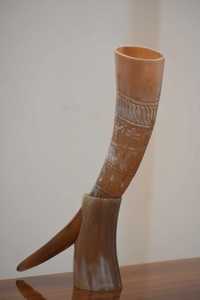 Corne à boire artisanale en corne de buffle, sculptée en profondeur, forme naturelle, imitation antique, objet de collection artistique - Product Image 2
