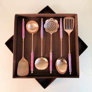 Ensemble d'ustensiles de cuisine de nouvelle conception, 6 pièces en acier inoxydable avec manche en résine et finition cuivre pour la cuisine à domicile et les restaurants - Product Image 1