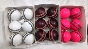 ลูกคริกเก็ตหนังแท้คุณภาพสูง เย็บมือ 90 จุด  ระดับทดสอบ สีแดง พร้อมโลโก้สั่งทำ ราคาดีที่สุด ลูกหนังพรีเมียม - Product Image 3