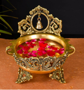 Divino Señor Ganesha sentado en un columpio sobre un hermoso tazón urli dorado con motivos florales; disponible a precios de mayorista. - Product Image 3