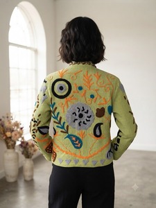 Chaqueta Suzani Floral Verde Claro para Mujer, Hecha a Mano con Tela TNT, Bordado Multicolor, Estilo Boho Étnico, Moda al por Mayor - Product Image 4