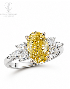 Élégante bague ovale en diamant jaune en or blanc 18 carats avec sertissage floral en or rose, diamants ronds et marquise sur les côtés, style couture. - Product Image 2