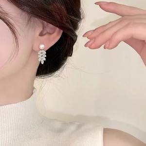 Boucles d'oreilles en cristal de zircon coréen pour femmes, super scintillantes, design tendance, niche, luxe léger, avec épis de blé et perle en forme de pompon - Product Image 2