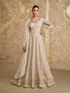 Traje Anarkali de Georgette Blanco con Bordado Real para la Colección de Trajes Indios y Pakistaníes - Product Image 4