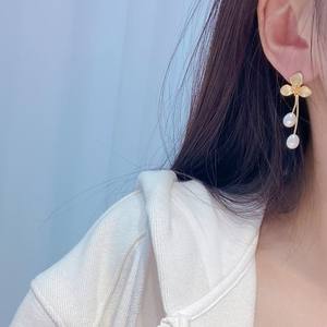 Boucles d'oreilles rétro en forme de fleur à trois feuilles givrée, rubis, cloche d'orchidée, longues pendantes, mode, gouttelettes d'eau douce, perles de millet, bijoux - Product Image 4