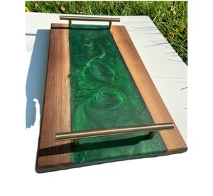 Grossiste de plateaux de service en bois massif et résine époxy Plateau en résine verte de haute qualité Plateau de service à poignée carrée en acier - Product Image 3
