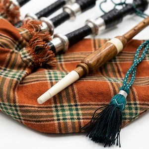 Bagpipe écossais artisanal en bois de rose, motif tartan marron, avec montures argentées, taille standard, ensemble musical écossais - Product Image 5