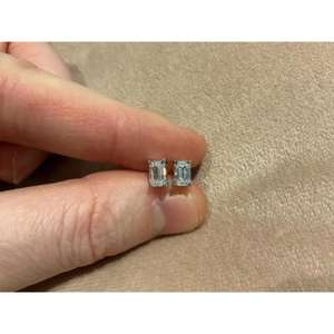 Élégantes boucles d'oreilles clous en diamant de laboratoire taille émeraude 1 carat, or massif 14K plaqué rhodium, style minimaliste, cadeau idéal pour fête ou anniversaire, pour femme - Product Image 1