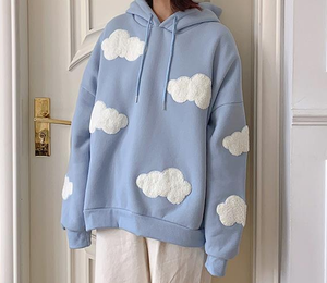 Sweat-shirt à capuche décontracté en tricot bleu clair imprimé nuages pour femme avec poches, coupe régulière, idéal pour le printemps – Collection Shan Apparel - Product Image 4