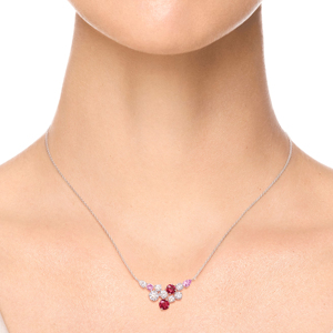 Collar con colgante de flor romántica con rubí y piedras rosas en plata 925 con baño de rodio y cadena tipo caja para mujer - Product Image 3