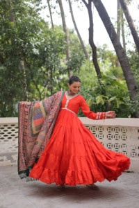 Vestido Romano de Diseñador con Volantes y Encaje Espejo, con Estampado y Encaje Dorli, Dupatta de Muselina - Product Image 4