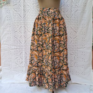 Jupe longue en coton pour femme, imprimé floral Paisley, taille élastiquée smockée, boutons sur le devant, ourlet à volants, vert forêt et orange - Product Image 2