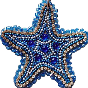 พวงกุญแจและเครื่องประดับกระเป๋าปักลูกปัดสีแดงและสีดำลายนกสวยงามจากอินเดีย - Product Image 1