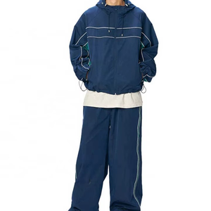 Conjunto de Chaqueta Cortavientos Impermeable con Forro de Tela de Malla Personalizada y Pantalones Deportivos de 2 Piezas con Estampado Reflectante para Hombre - Product Image 6