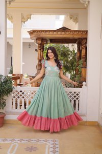 Vestido de Diseñador de Algodón Pastel Charm con Adornos de Cuentas y Mangas con Doble Volante - Product Image 3