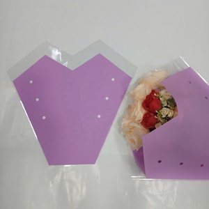ฟิล์มใส OPP/CPP กันน้ำแบบกำหนดเองสำหรับห่อดอกไม้ ลายหัวใจ ผิวมันเงา - Product Image 1