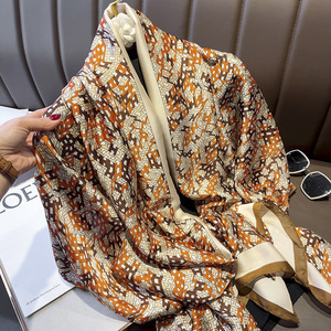 Pañuelo Cuadrado de Seda 100% para Mujer, Diseño Geométrico Naranja y Blanco, Multifuncional, Accesorio de Moda para Todas las Temporadas - Product Image 1