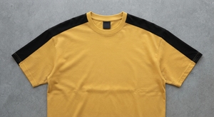 เสื้อยืดผู้ชายสีเหลืองมัสตาร์ดแขนสั้นคอกลมเสื้อยืดแขนลายทางตัดกันลำลองสตรีทแวร์ - Product Image 4