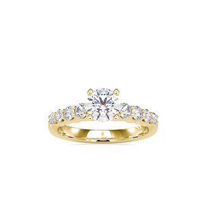 Sorprende a tu pareja esta Navidad con un anillo de boda de plata 925 con un diamante moissanita redondo de talla brillante y cuatro puntas. - Product Image 1