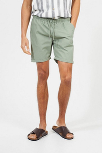 Pantalones cortos tipo bermuda de algodón verde liso para hombre con cintura con cordón y bolsillos estilo casual - Product Image 2