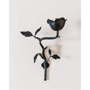 Applique murale en fer forgé artisanal, porte-bougie en métal, style vintage ferme, candélabre suspendu à double bras, support décoratif pour bougies coniques et piliers - Product Image 3