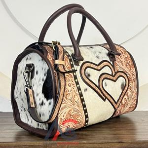 Grand sac de voyage en cuir de vachette façonné à la main, motif cœur, sac à main vintage floral, parfait pour les femmes - Product Image 1